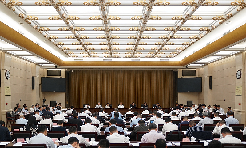 黃強(qiáng)在研究進(jìn)一步推動綠氫全產(chǎn)業(yè)鏈發(fā)展及推廣應(yīng)用工作會議上強(qiáng)調(diào)
積極搶占?xì)淠苄沦惖兰涌煨纬尚沦|(zhì)生產(chǎn)力「相關(guān)圖片」